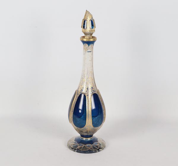 Antica bottiglia francese in cristallo blu cobalto con decori in oro zecchino. Il tappo e la base presentano rotture e mancanze