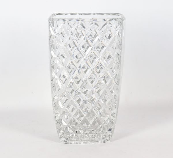 Vaso in cristallo lavorato a punta di diamante a motivi di rombi a rilievo