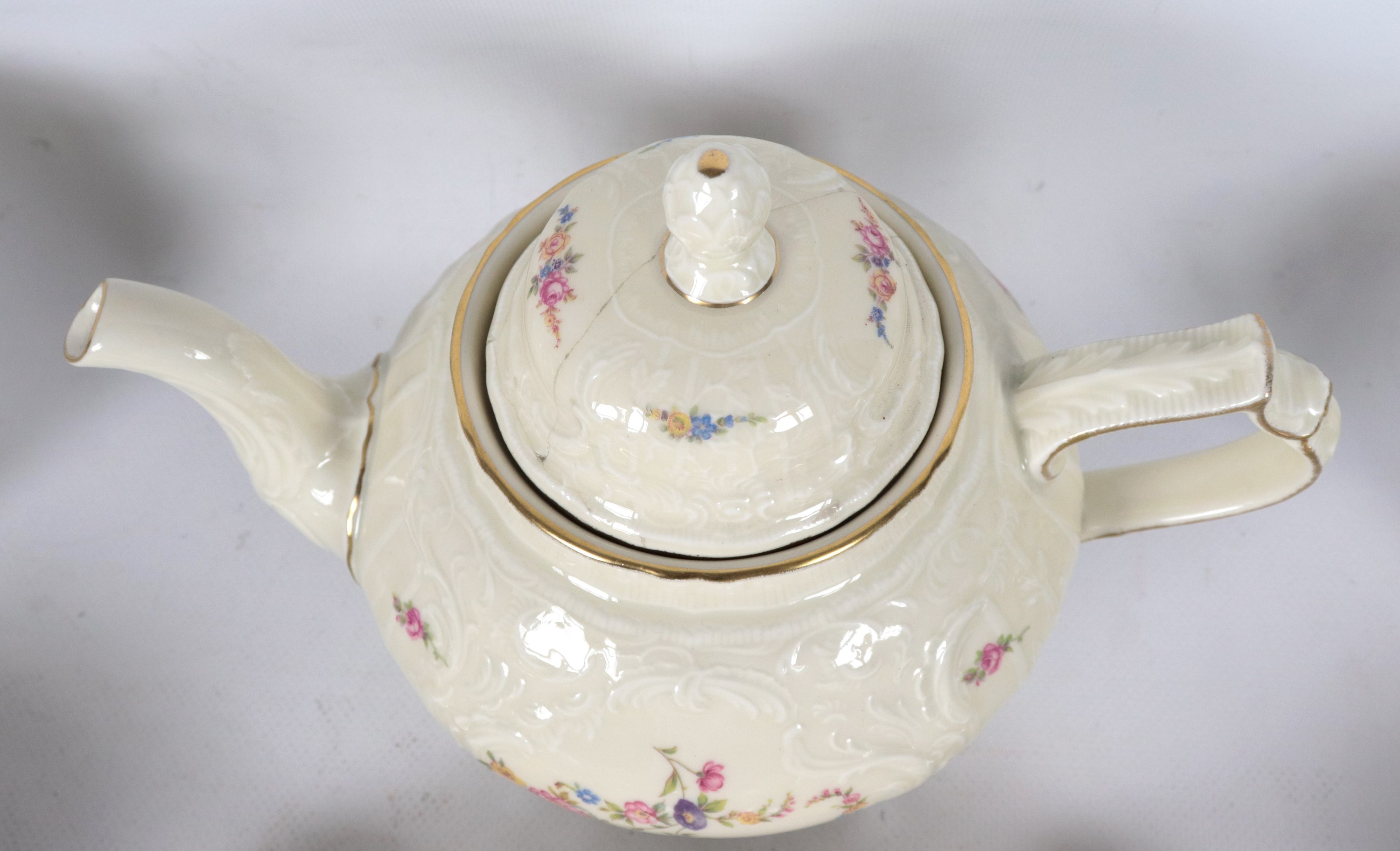 Antico servizio da tè in porcellana bianca Rosenthal, con decorazioni policrome a mazzetti florea...