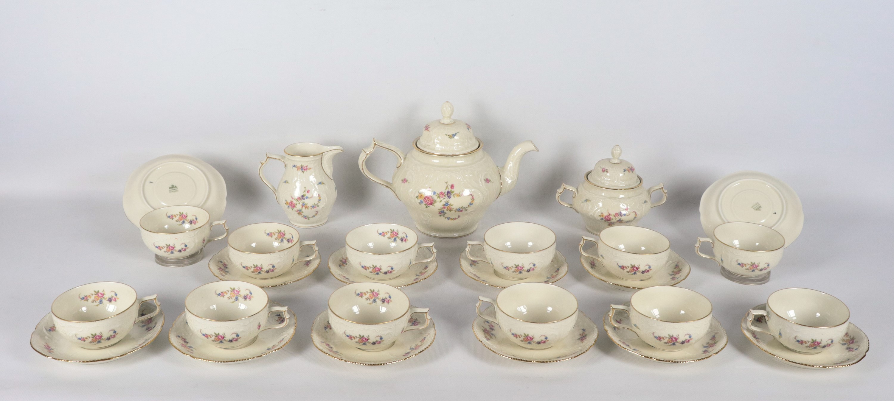 Antico servizio da tè in porcellana bianca Rosenthal, con decorazioni policrome a mazzetti florea...