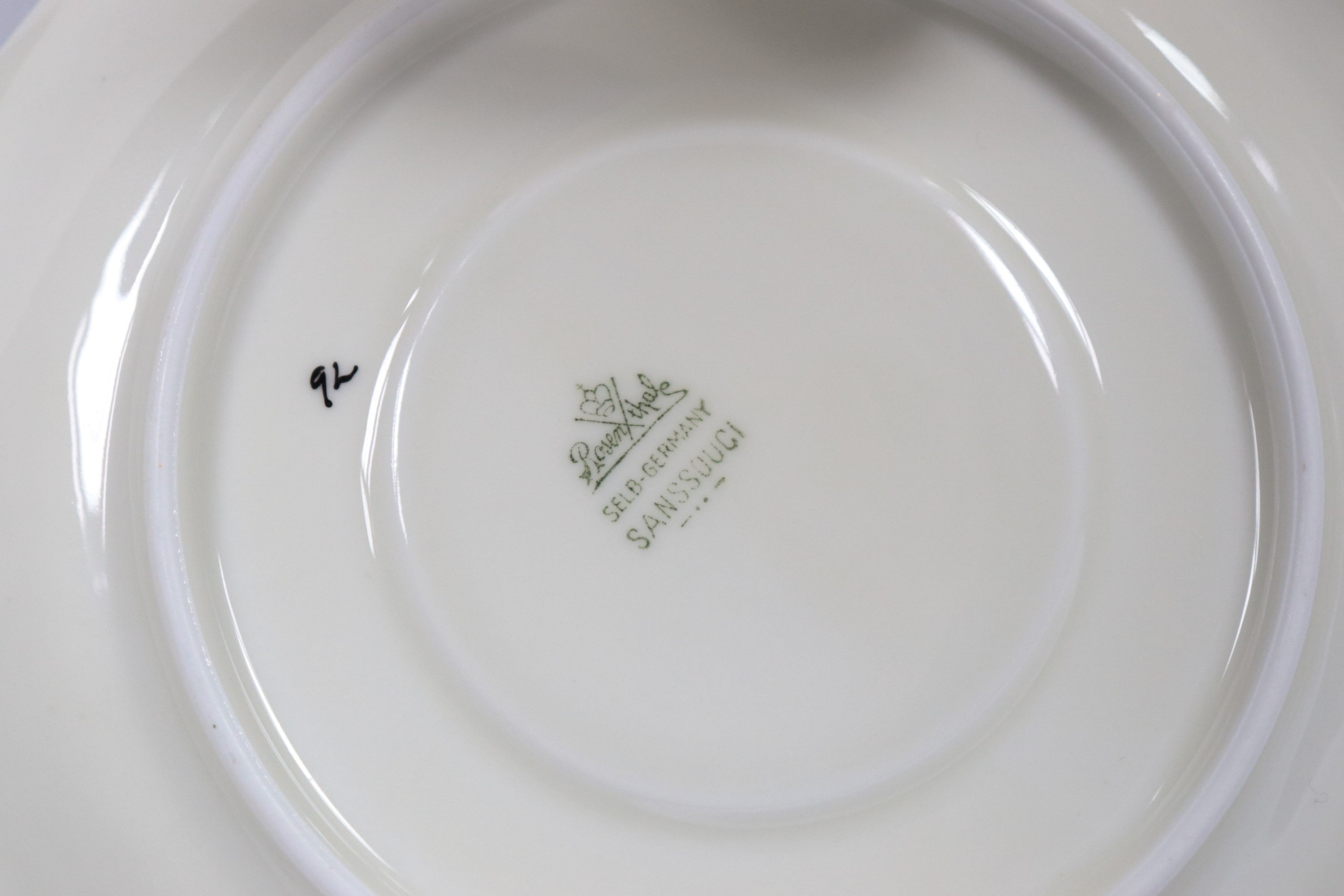 Antico servizio da tè in porcellana bianca Rosenthal, con decorazioni policrome a mazzetti florea...