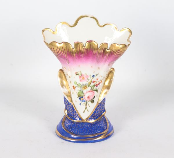 Antico piccolo vaso napoletano "a cartoccio" in porcellana policroma, con decorazioni a mazzetti floreali e lumeggiature in oro zecchino