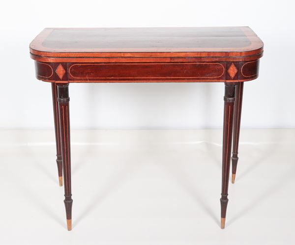 Tavolo da gioco inglese vittoriano in mogano, con piano intarsiato a fascia satinata e gambe a cono, piano ribaltabile con panno verde all'interno