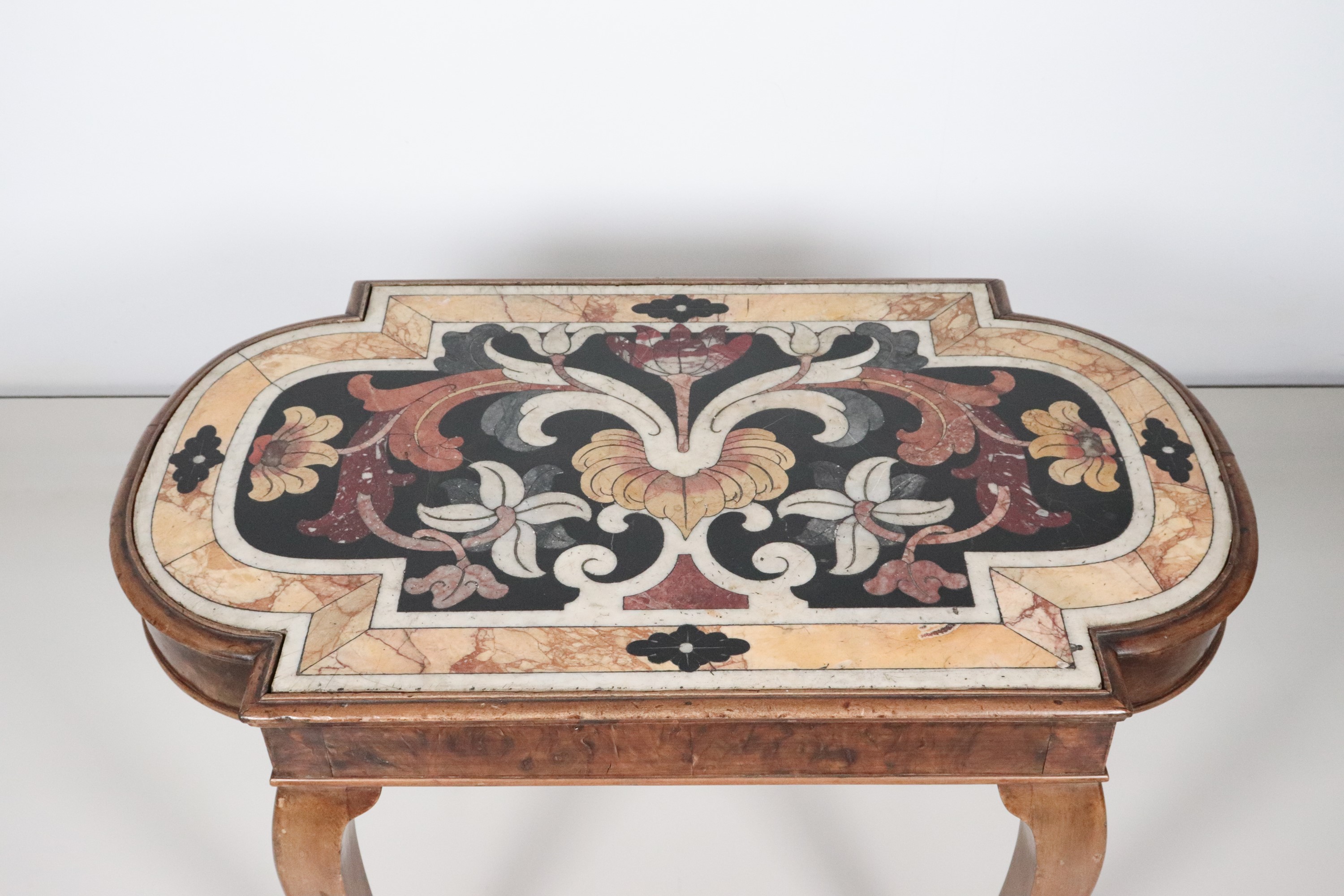 Tavolo da salotto toscano in noce a forma rettangolare sagomata, con antico piano in marmo del '6...