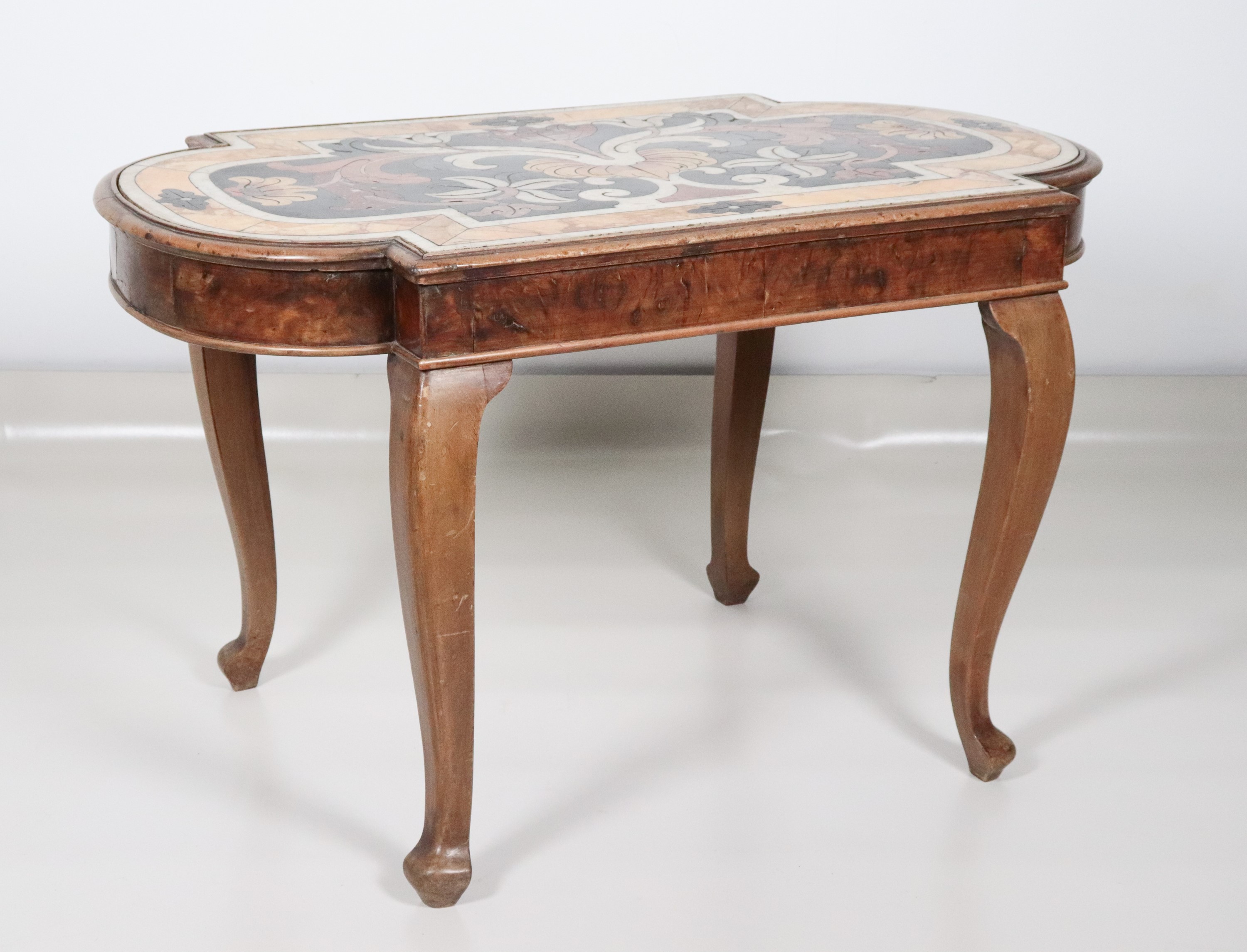 Tavolo da salotto toscano in noce a forma rettangolare sagomata, con antico piano in marmo del '6...