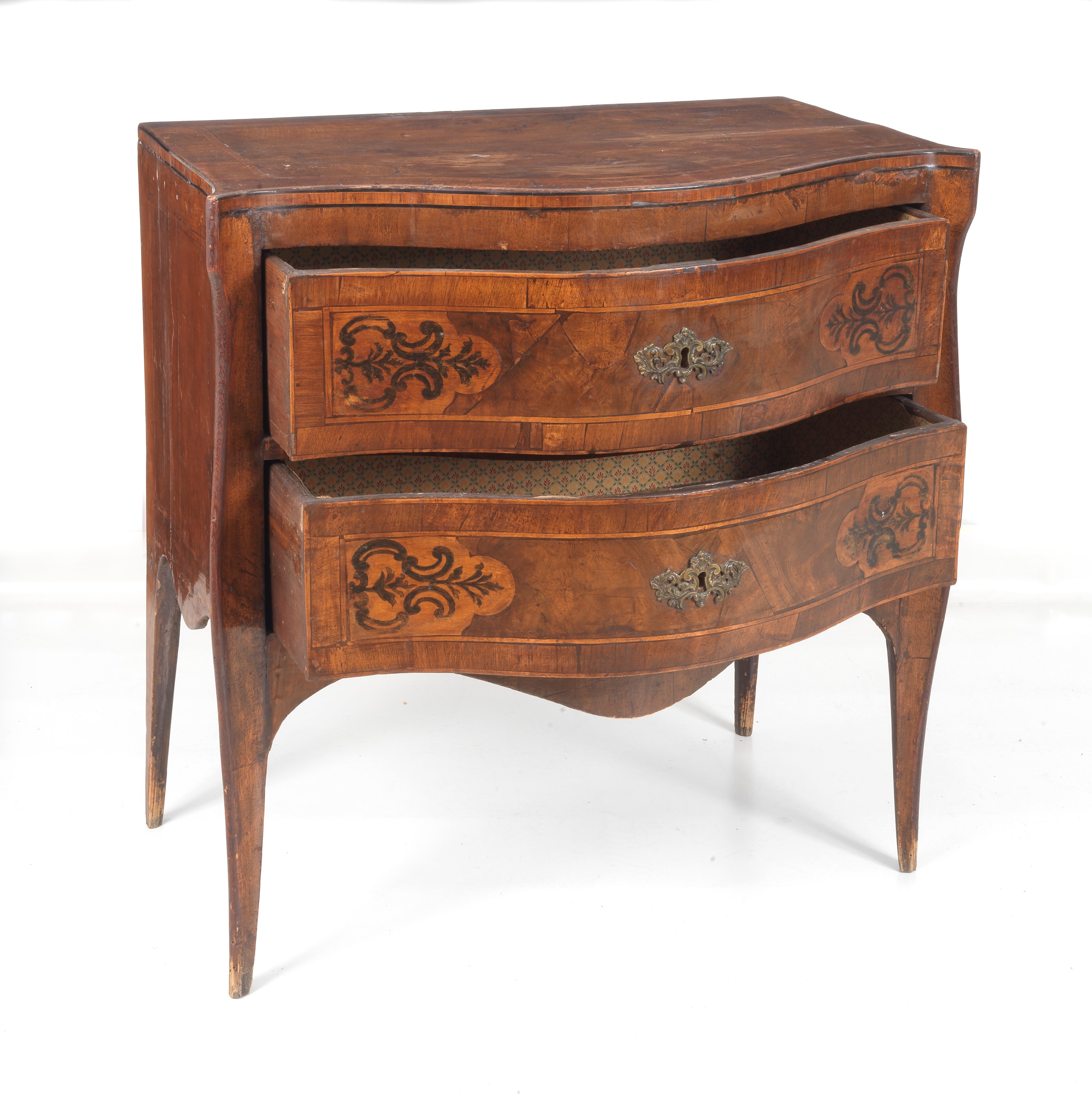 Cassettone Romano Luigi XV in noce, con intarsi a motivi di filettature e volute floreali fiammat...