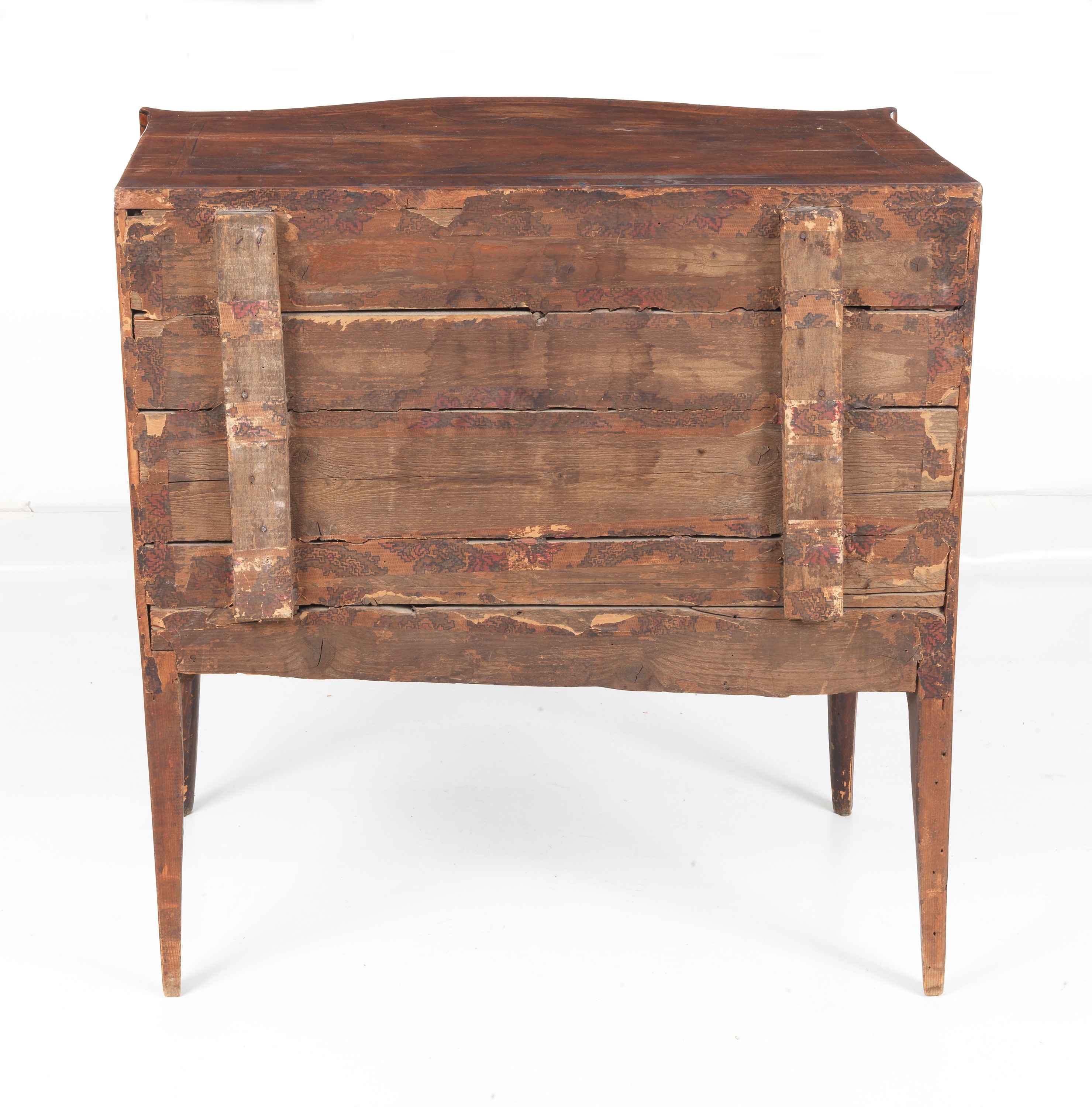 Cassettone Romano Luigi XV in noce, con intarsi a motivi di filettature e volute floreali fiammat...