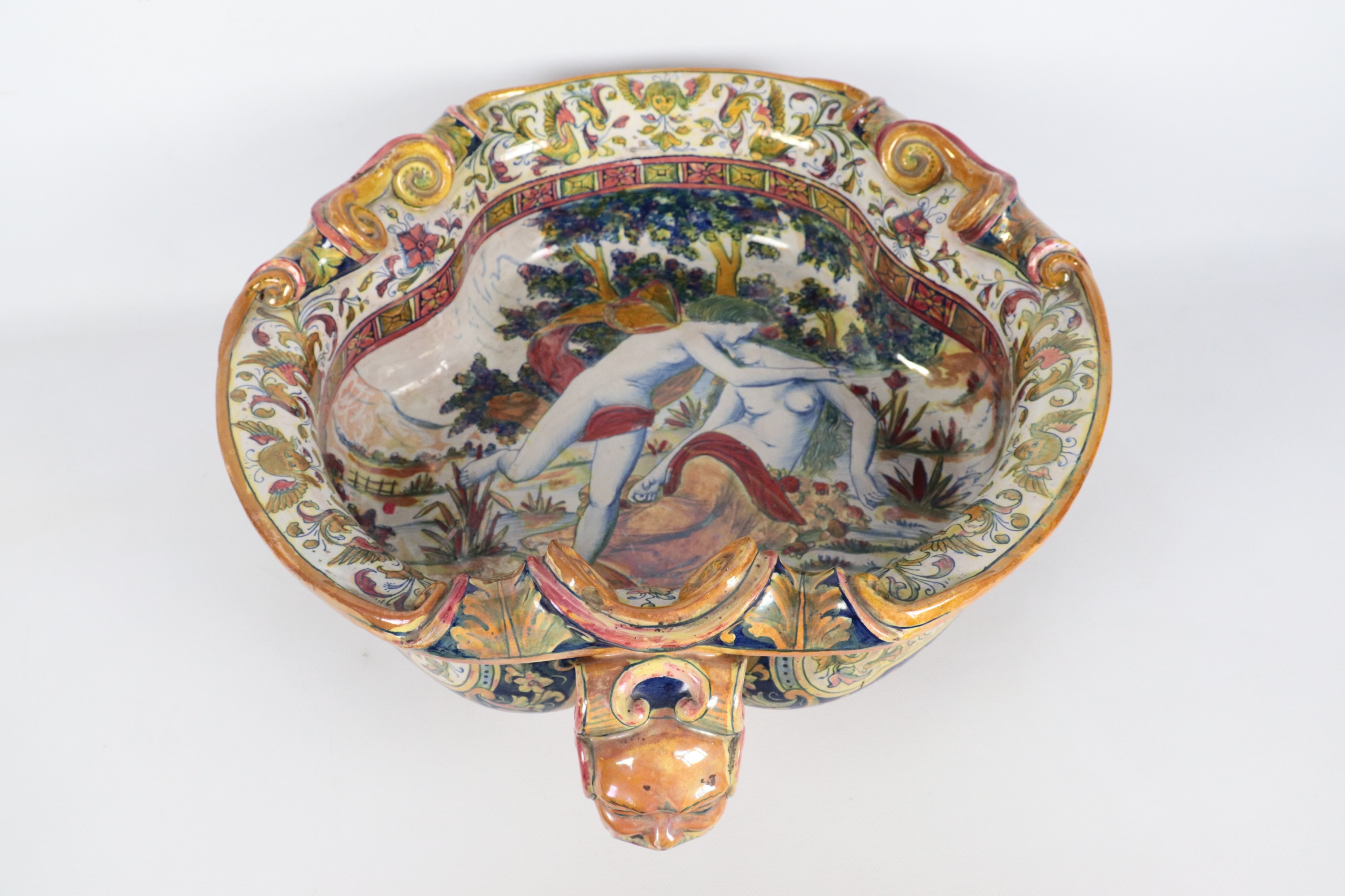 Grande vasca in maiolica lustrata Gualdo Tadino, marcata Alfredo Santarelli (1874-1957), interame...