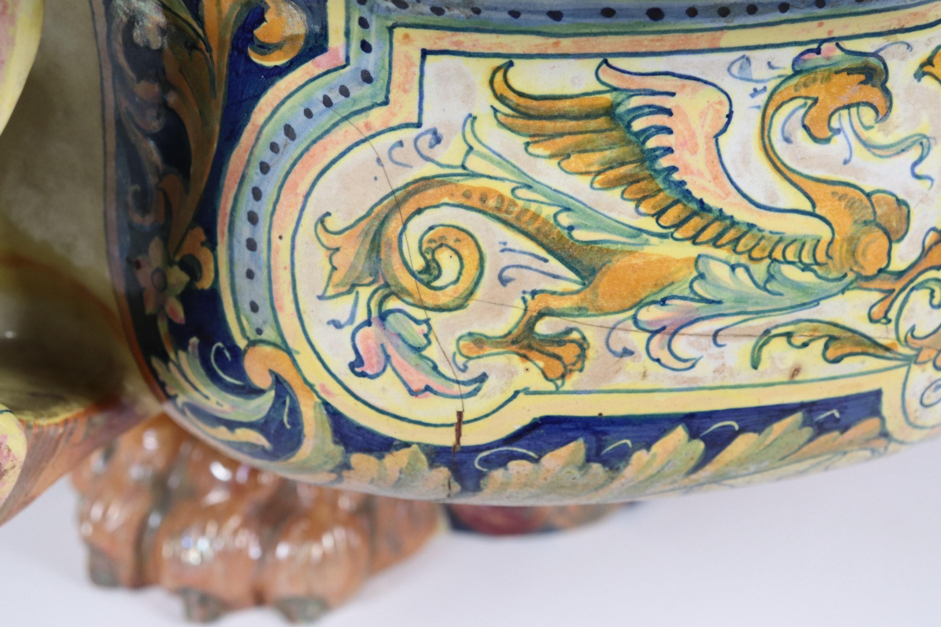 Grande vasca in maiolica lustrata Gualdo Tadino, marcata Alfredo Santarelli (1874-1957), interame...