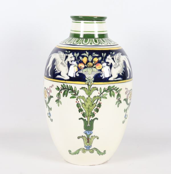 Antico vaso di gusto Art Nouveau in ceramica maiolicata e smaltata, interamente decorato e variopinto a motivi di draghi, intrecci e ghirlande floreali. Marcato Pasquali Umbertide. Anni '30-'40