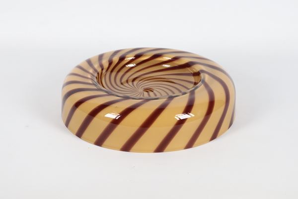 Centrotavola tondo in vetro color crema con decorazioni a spirali marrone, firmato Salviati & Tommaso Barbi '71