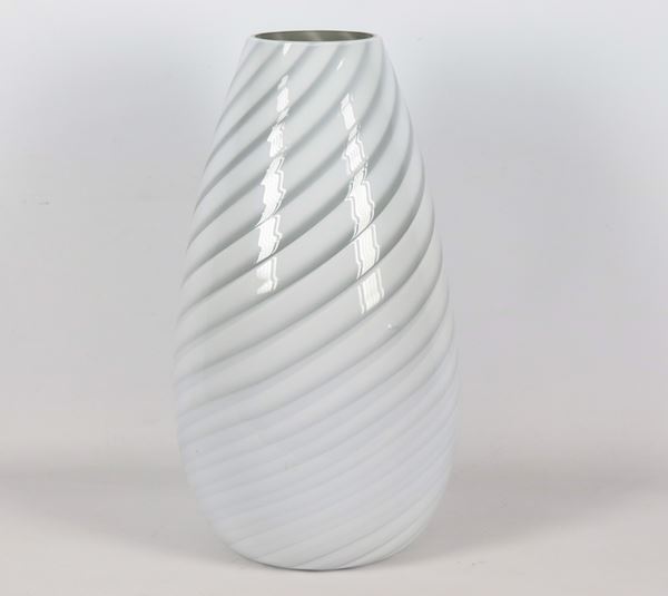 Vaso in vetro soffiato di Murano color lattice, con spirali a rilievo