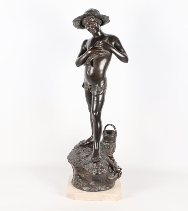 Giovanni  Varlese - Firmata. "Pescatorello", grande scultura in bronzo di ottima fattura, sorretta da base ottagonale in marmo bianco