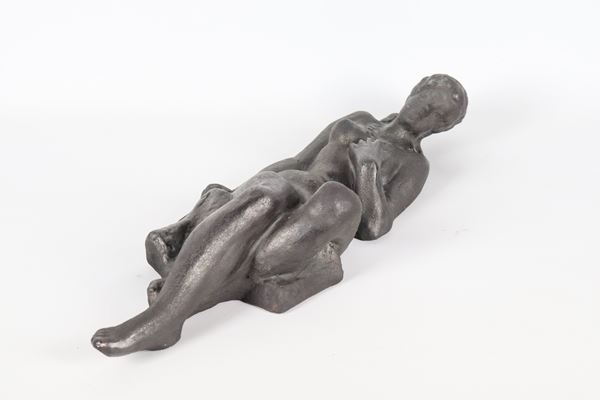 "Nudo di ragazza sdraiata", scultura Liberty in terracotta patinata a finto bronzo