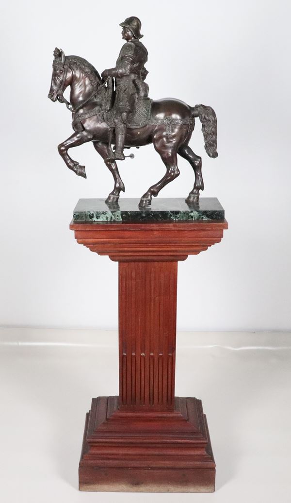 "Bartolomeo Colleoni", antica scultura in bronzo patinato e sbalzato. XIX Secolo. Annessa colonna in noce rettangolare con fusto scannellato