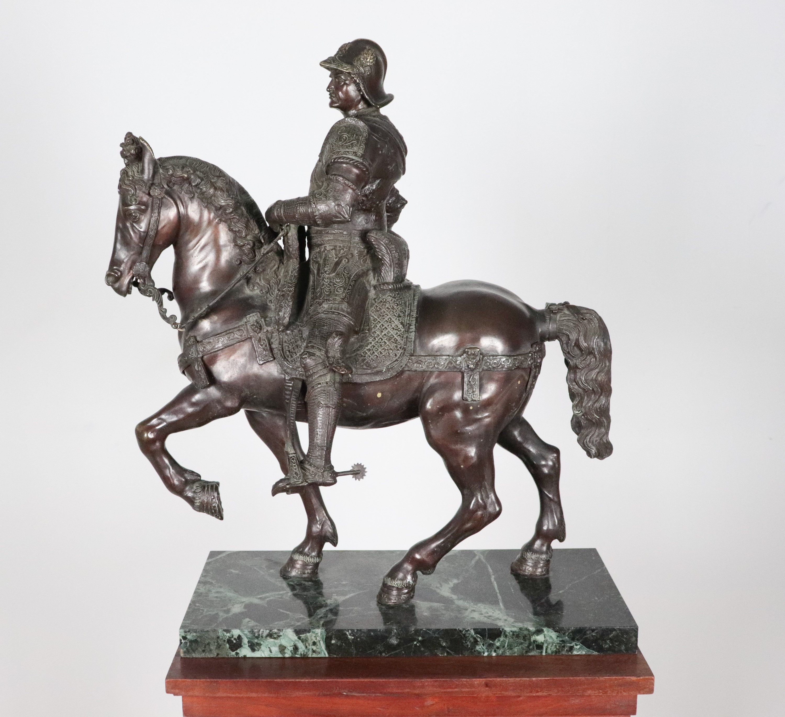 "Bartolomeo Colleoni", antica scultura in bronzo patinato e sbalzato. XIX Secolo. Annessa colonna...