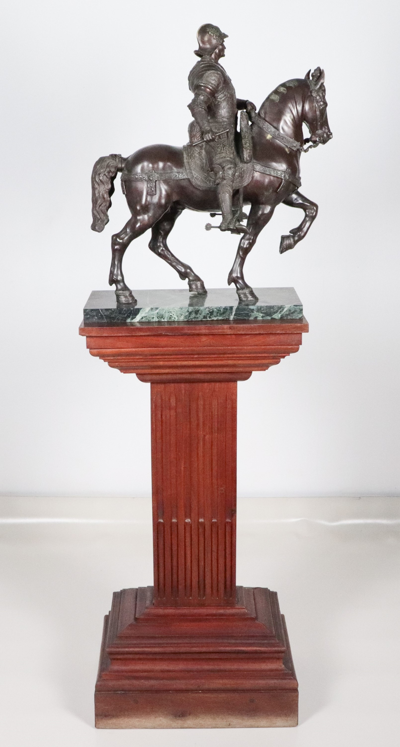 "Bartolomeo Colleoni", antica scultura in bronzo patinato e sbalzato. XIX Secolo. Annessa colonna...