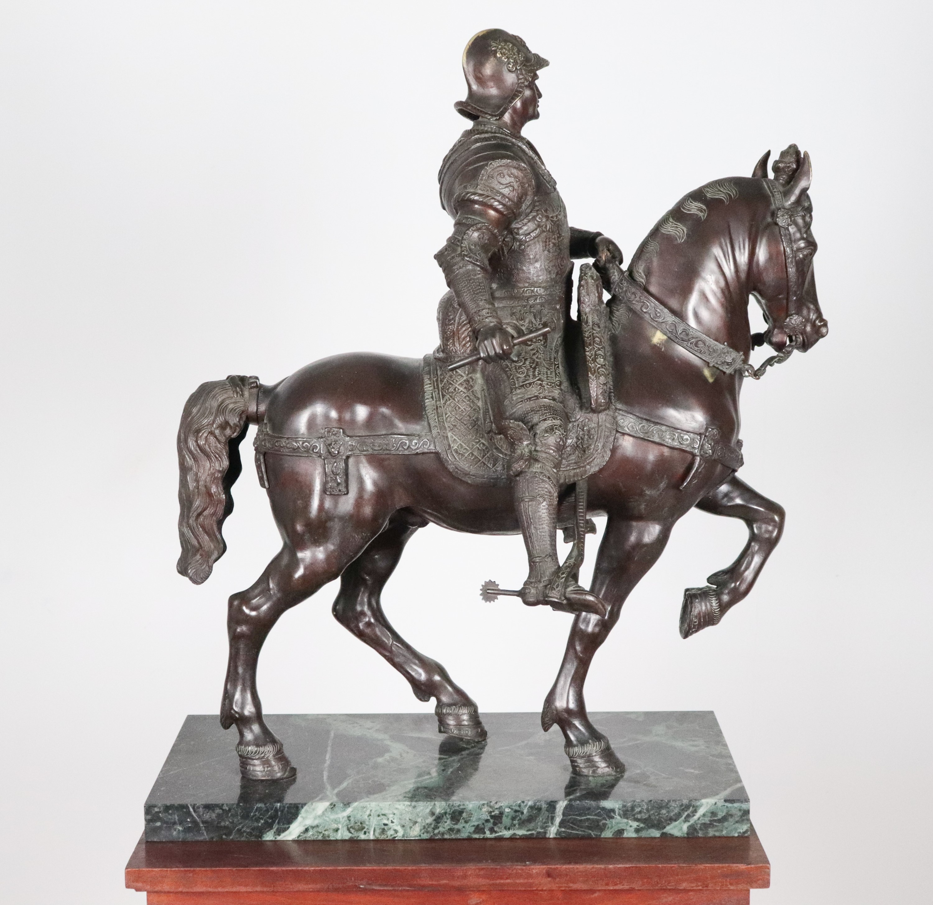 "Bartolomeo Colleoni", antica scultura in bronzo patinato e sbalzato. XIX Secolo. Annessa colonna...