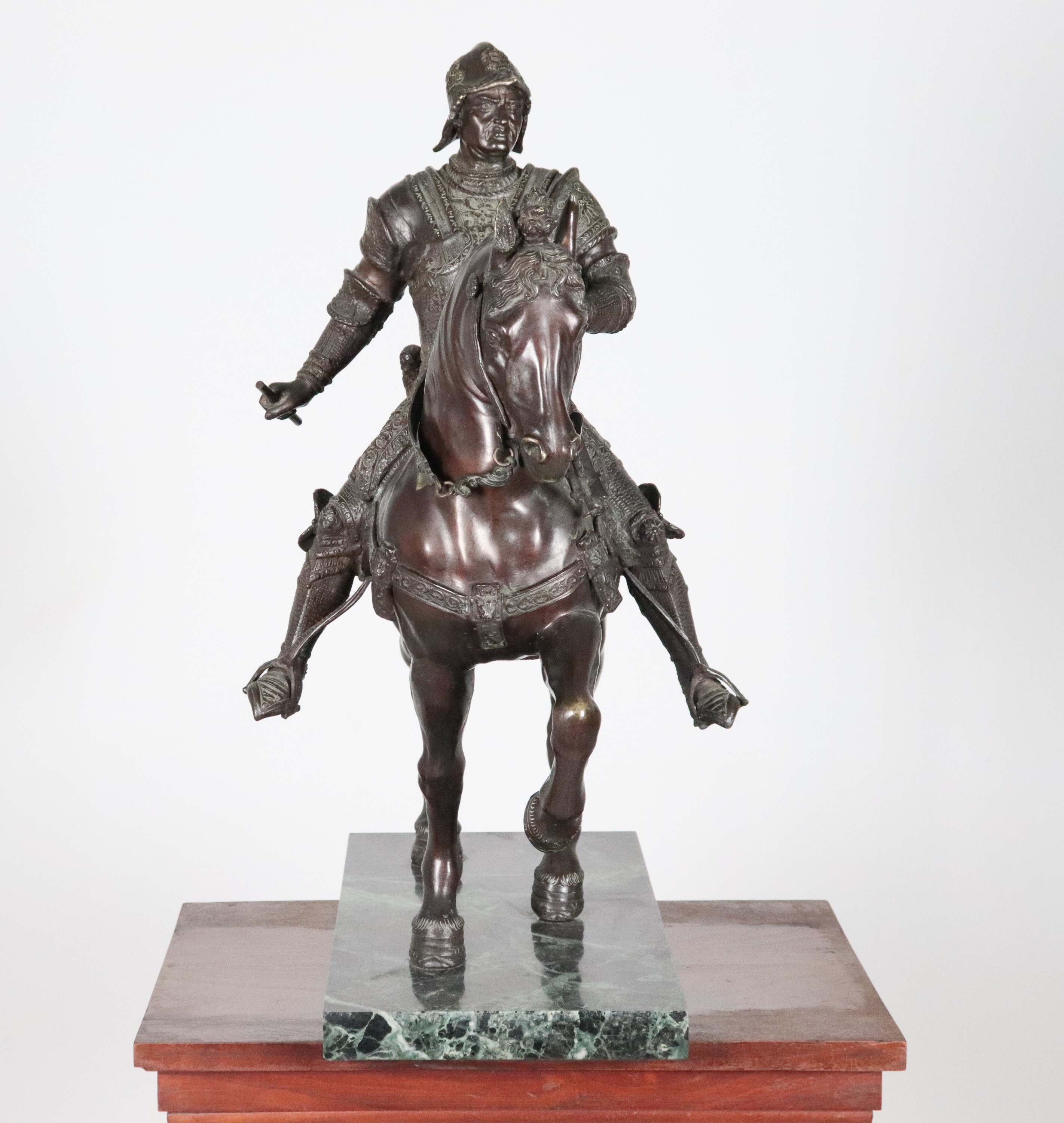 "Bartolomeo Colleoni", antica scultura in bronzo patinato e sbalzato. XIX Secolo. Annessa colonna...