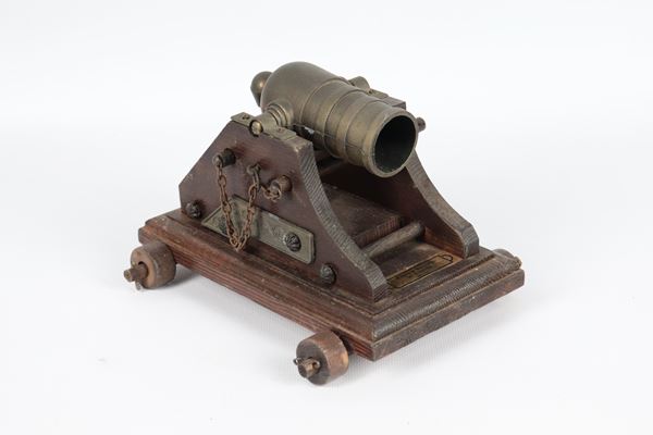 Model of a 15th century bombard in wood and bronze