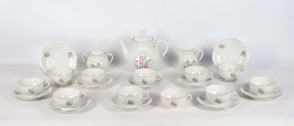 Richard Ginori porcelain tea set, with polychrome flower bouquet decorations: teapot, milk jug, sugar bowl and eleven cups with ten saucers (14 pieces). Slight chipping on the edge of one saucer