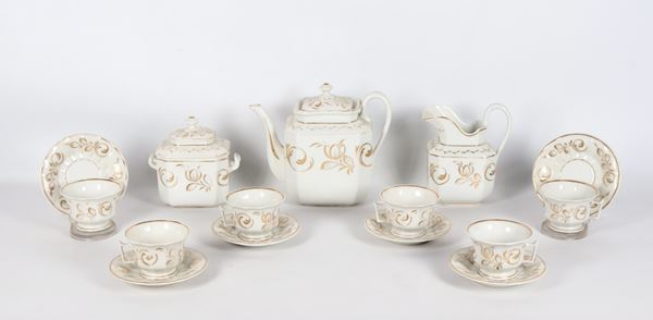 Antico servizio da caffè francese in porcellana bianca Vecchia Parigi, con decorazioni a volute floreali dorate: caffettiera, lattiera, zuccheriera e sei tazze con piattini (9 pz). Due tazze presentano rotture