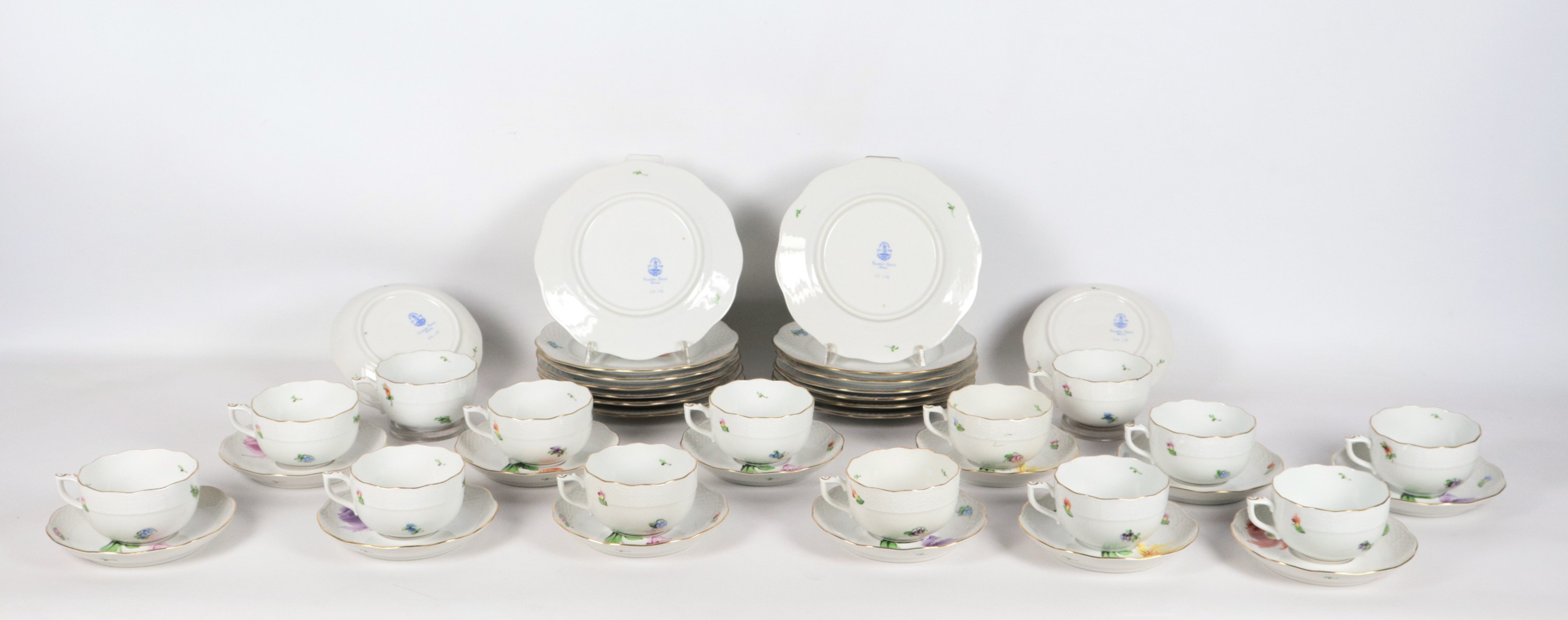 Lotto in porcellana Herend con decorazioni dipinte a motivi di fiori: quattordici tazze con piatt...