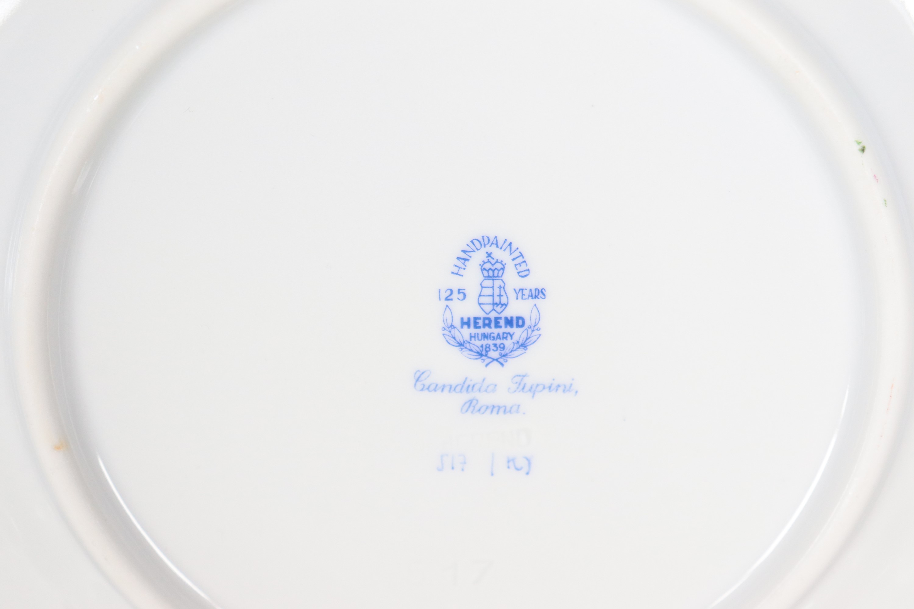 Lotto in porcellana Herend con decorazioni dipinte a motivi di fiori: quattordici tazze con piatt...