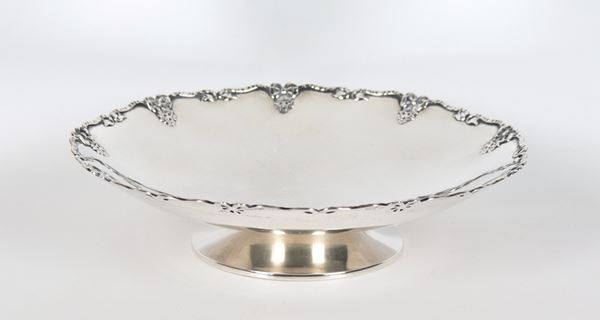 Fruit stand in silver, with chiselled and embossed edge with bow and flower motifs, gr. 420