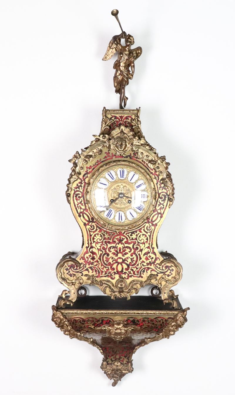 Antico orologio a cartel francese da parete con mensola, di linea Luigi XV, con intarsi alla mani...