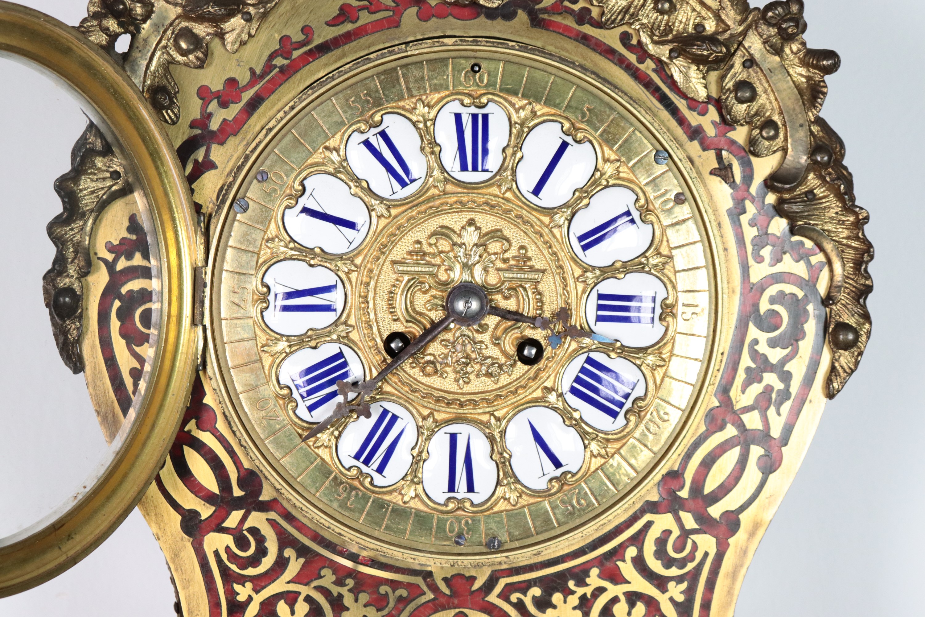 Antico orologio a cartel francese da parete con mensola, di linea Luigi XV, con intarsi alla mani...