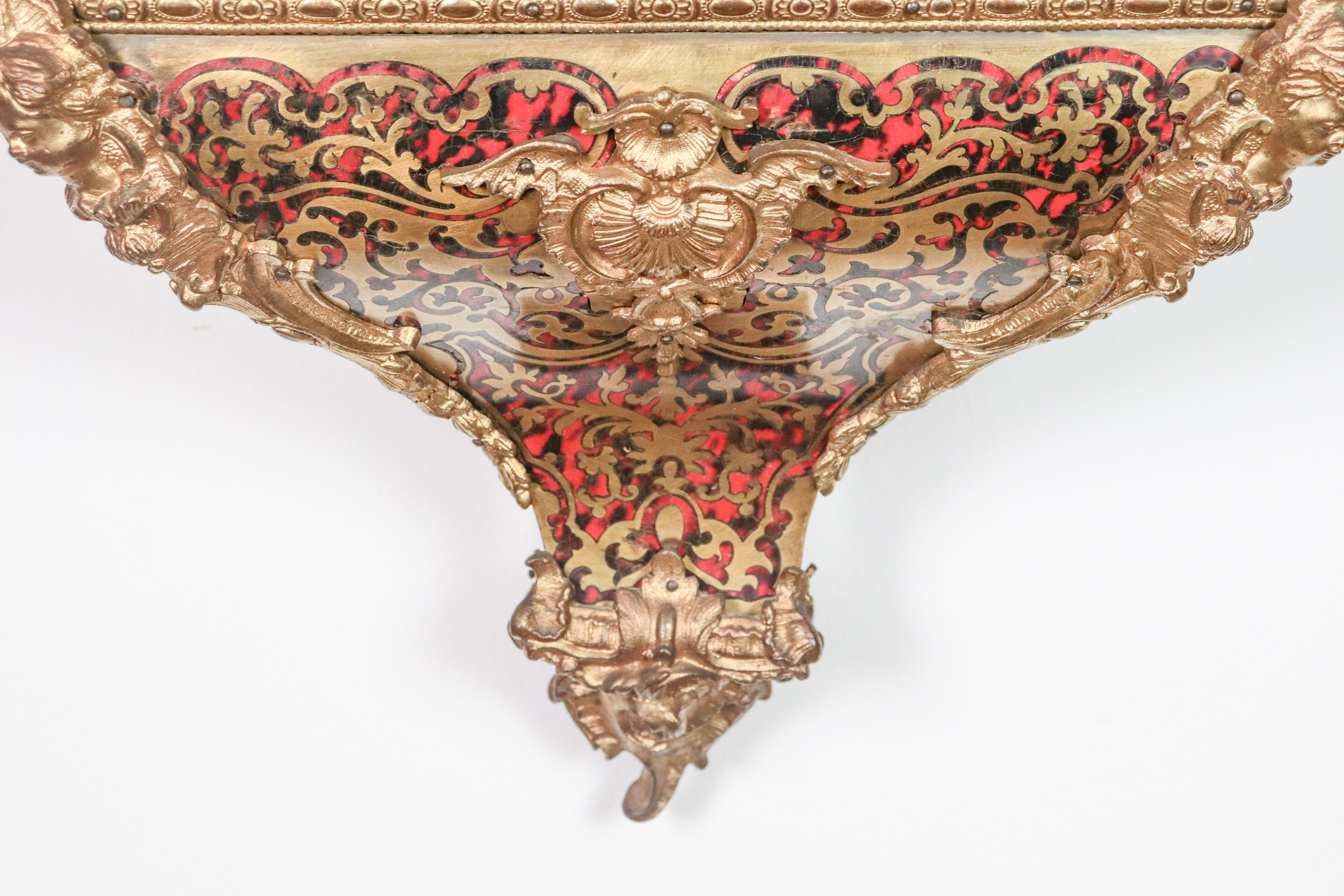 Antico orologio a cartel francese da parete con mensola, di linea Luigi XV, con intarsi alla mani...