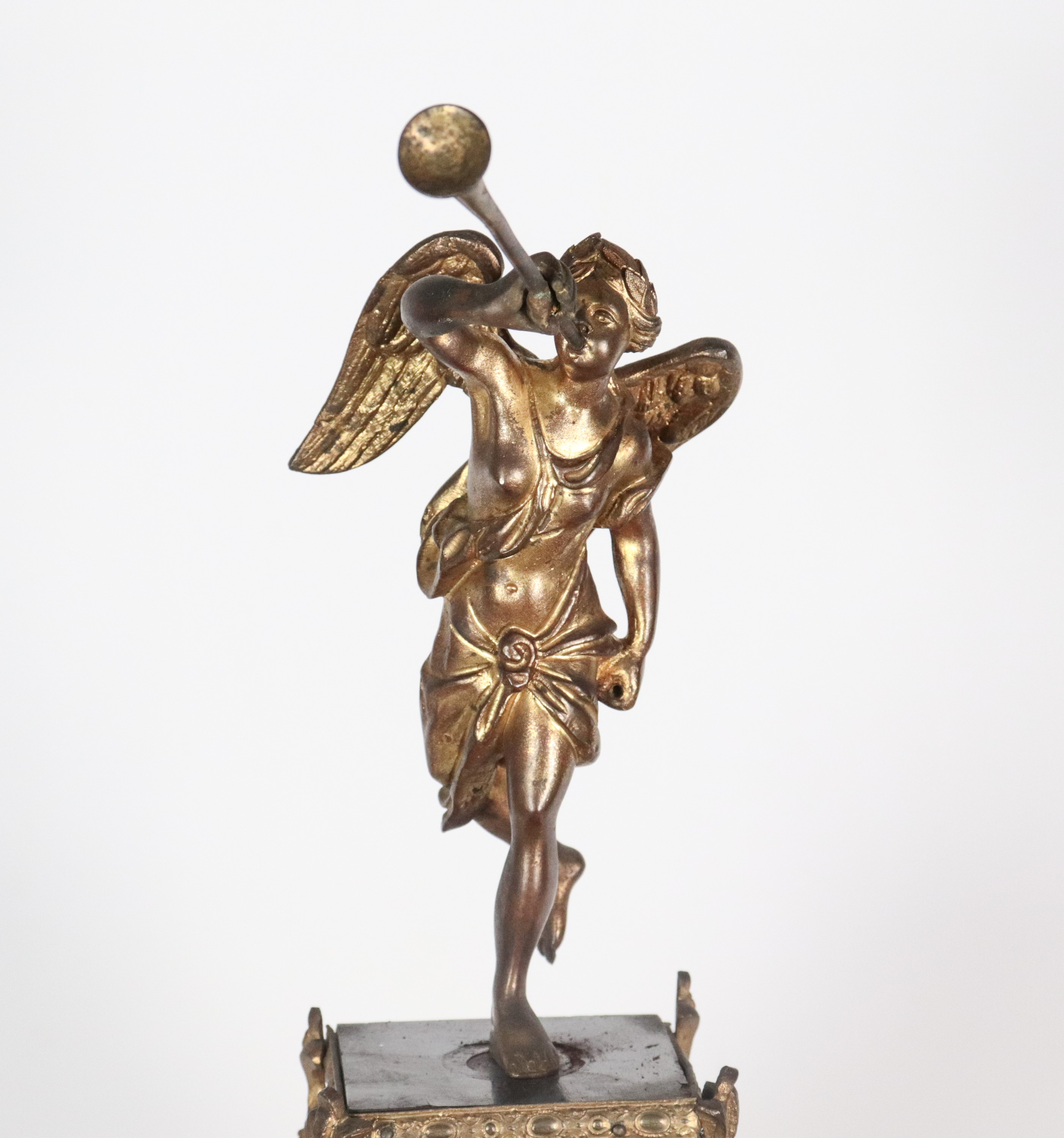 Antico orologio a cartel francese da parete con mensola, di linea Luigi XV, con intarsi alla mani...