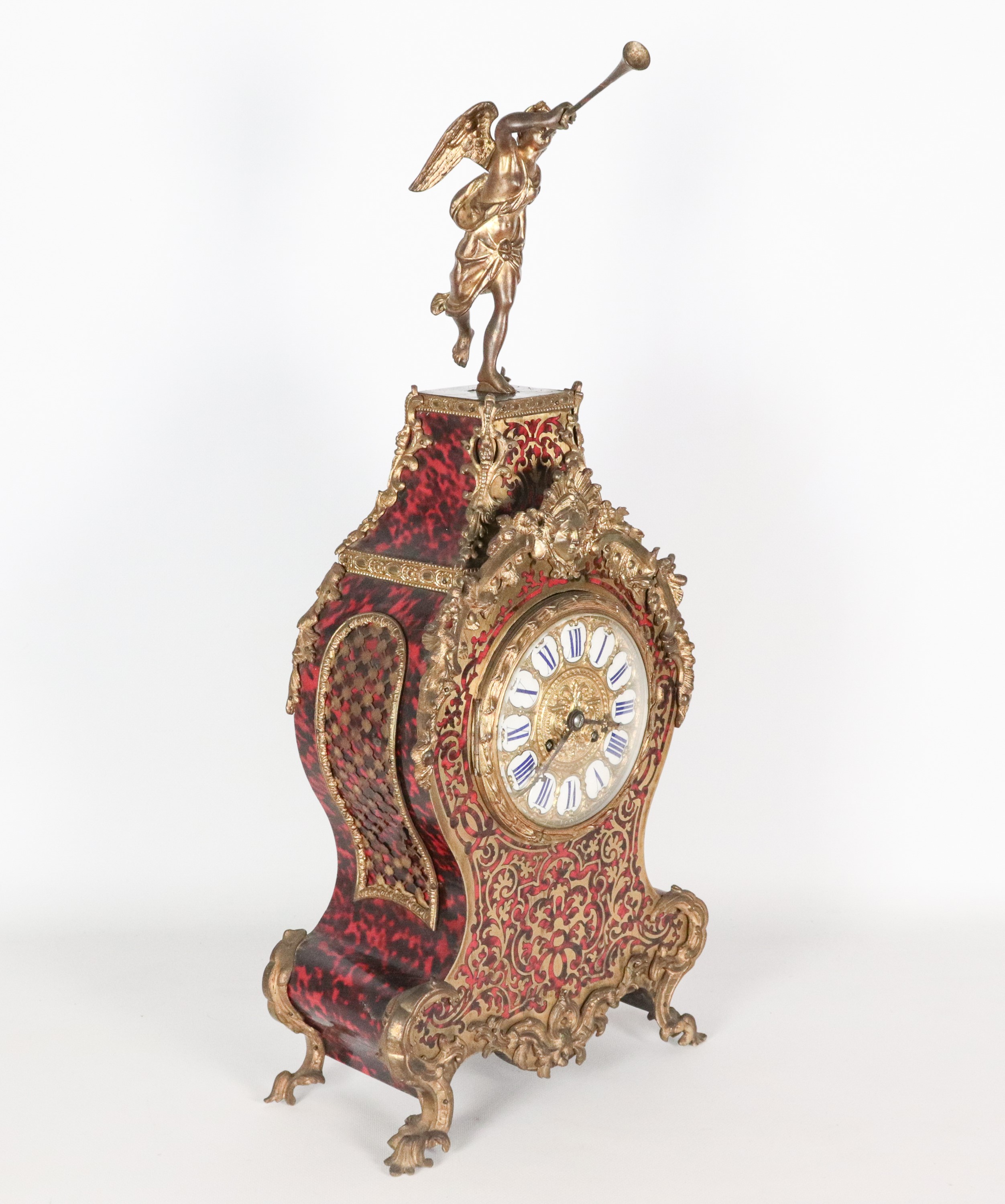 Antico orologio a cartel francese da parete con mensola, di linea Luigi XV, con intarsi alla mani...