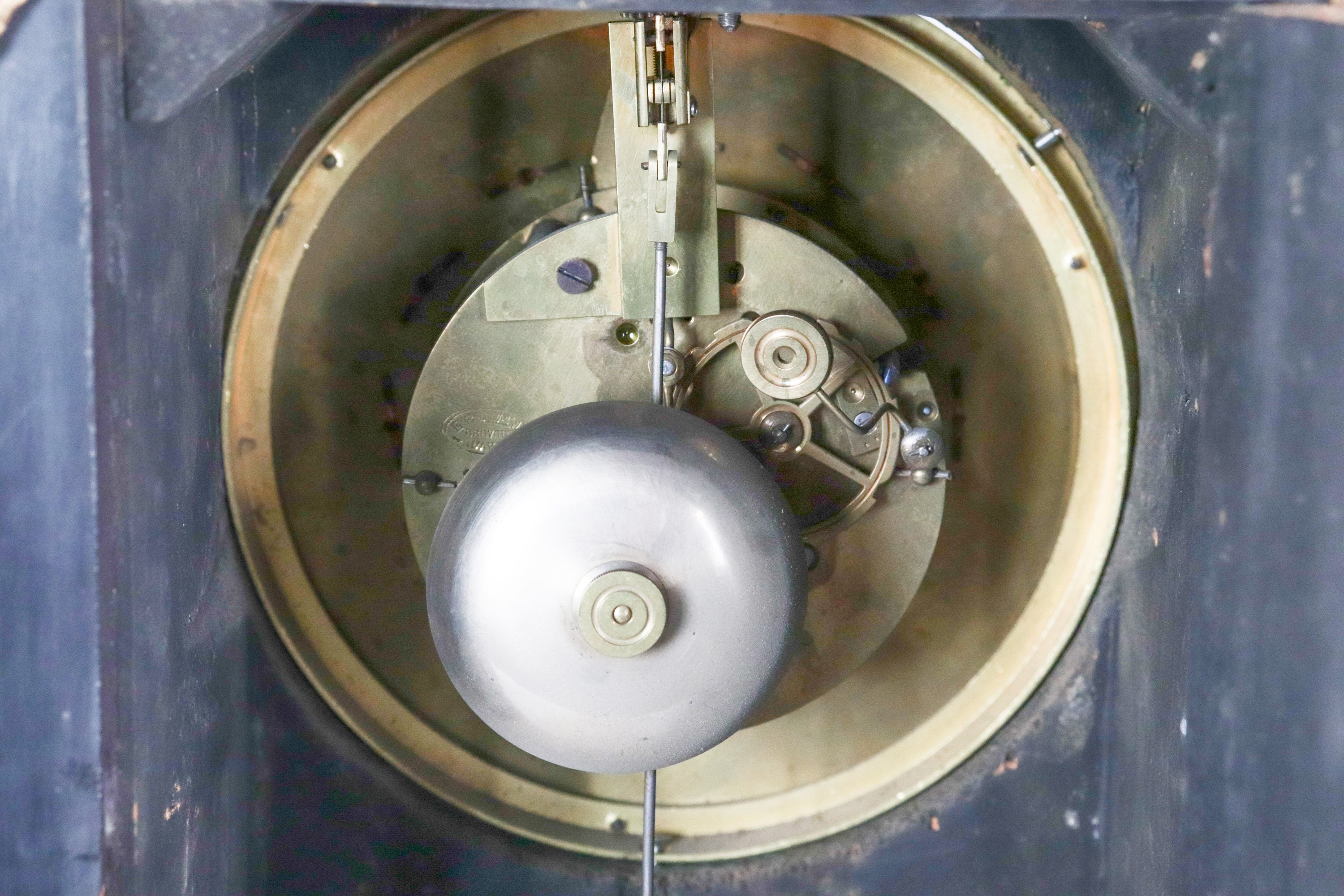 Antico orologio a cartel francese da parete con mensola, di linea Luigi XV, con intarsi alla mani...