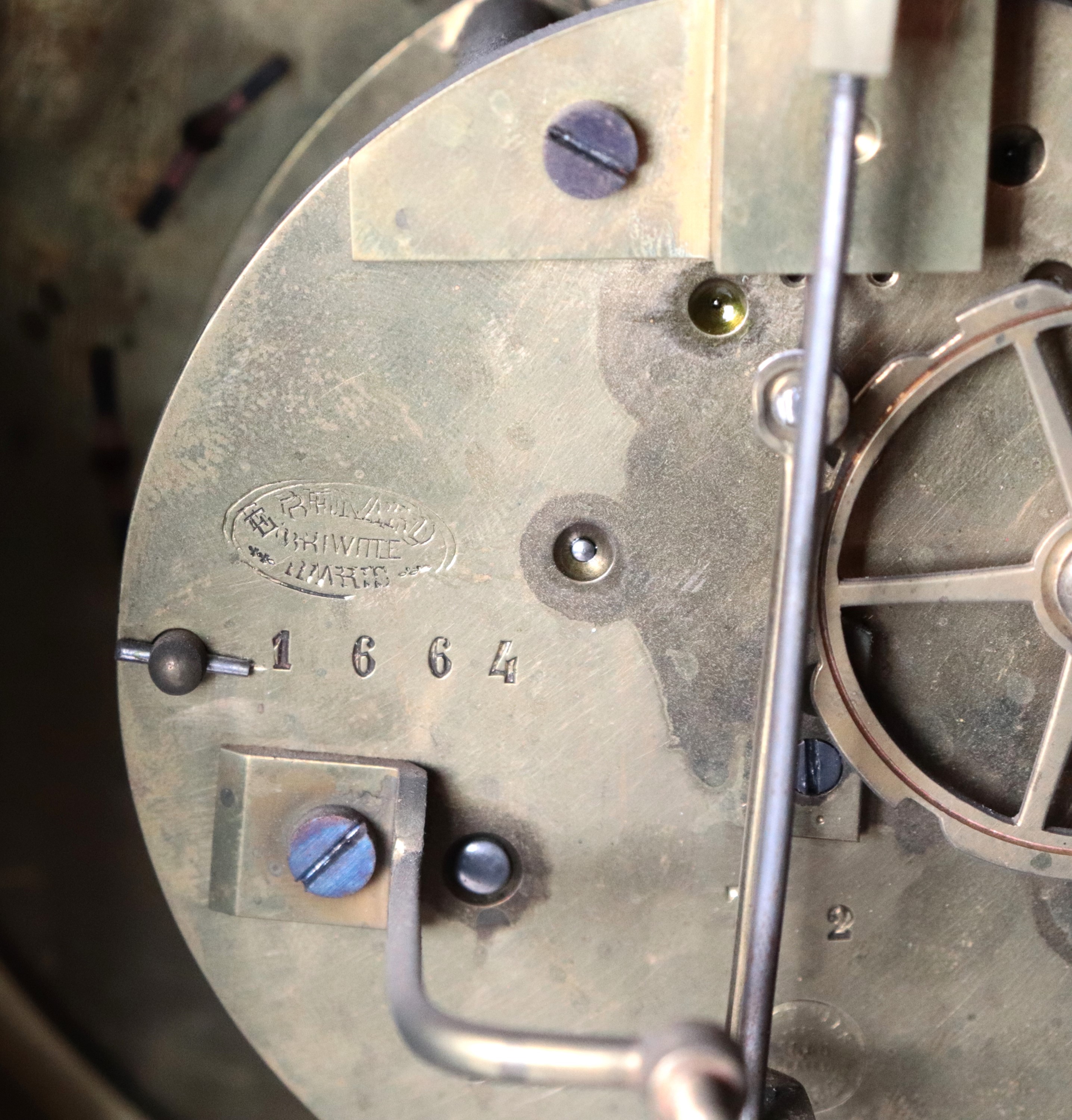 Antico orologio a cartel francese da parete con mensola, di linea Luigi XV, con intarsi alla mani...