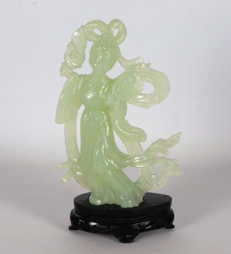 "Guanyin con ventaglio", piccola scultura cinese in giada verde, annessa basetta in teak. Lievi m...