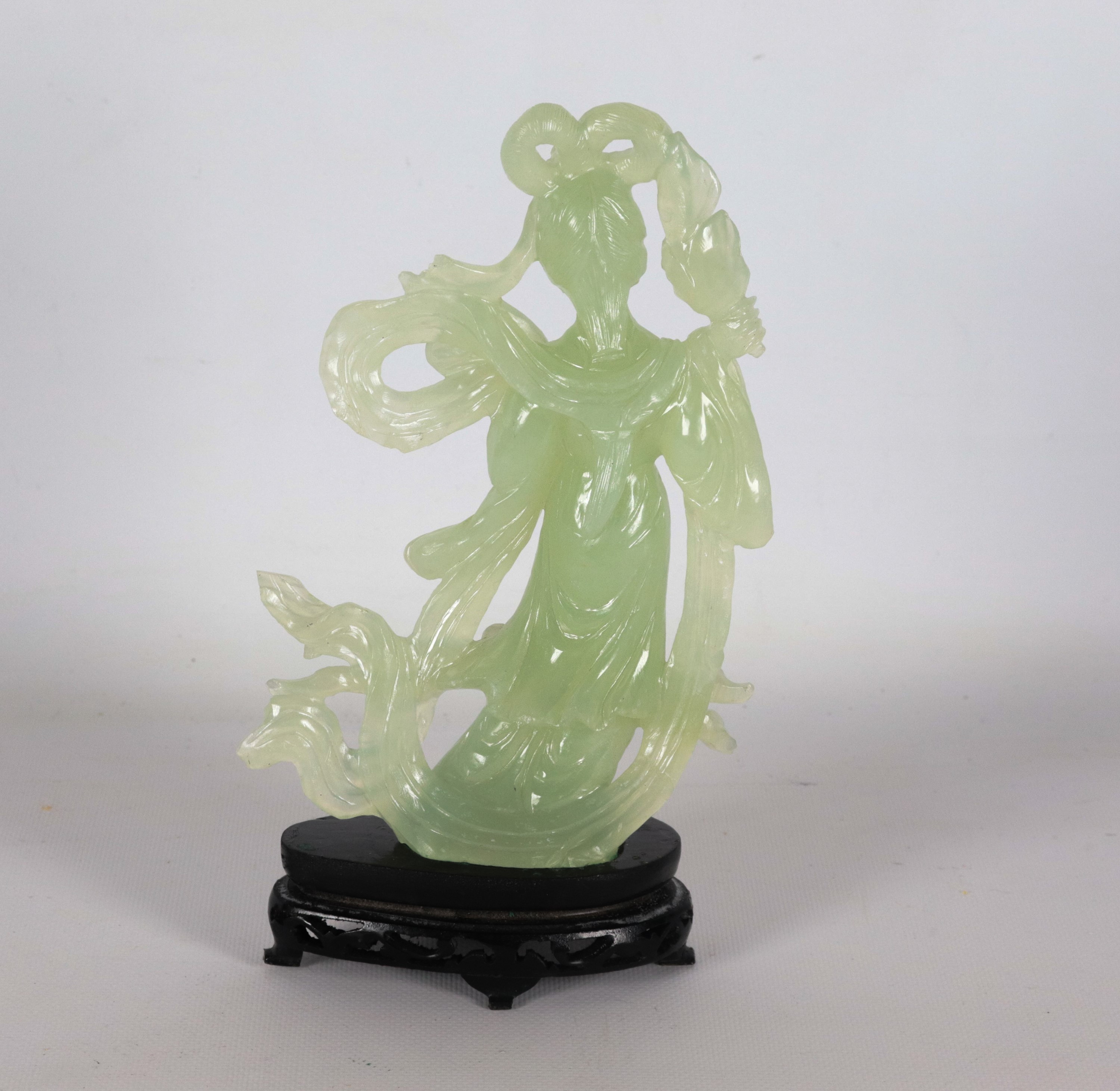 "Guanyin con ventaglio", piccola scultura cinese in giada verde, annessa basetta in teak. Lievi m...