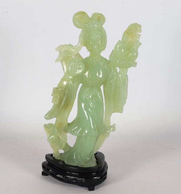 "Guanyin con scettro", piccola scultura cinese in giada verde, annessa basetta in teak