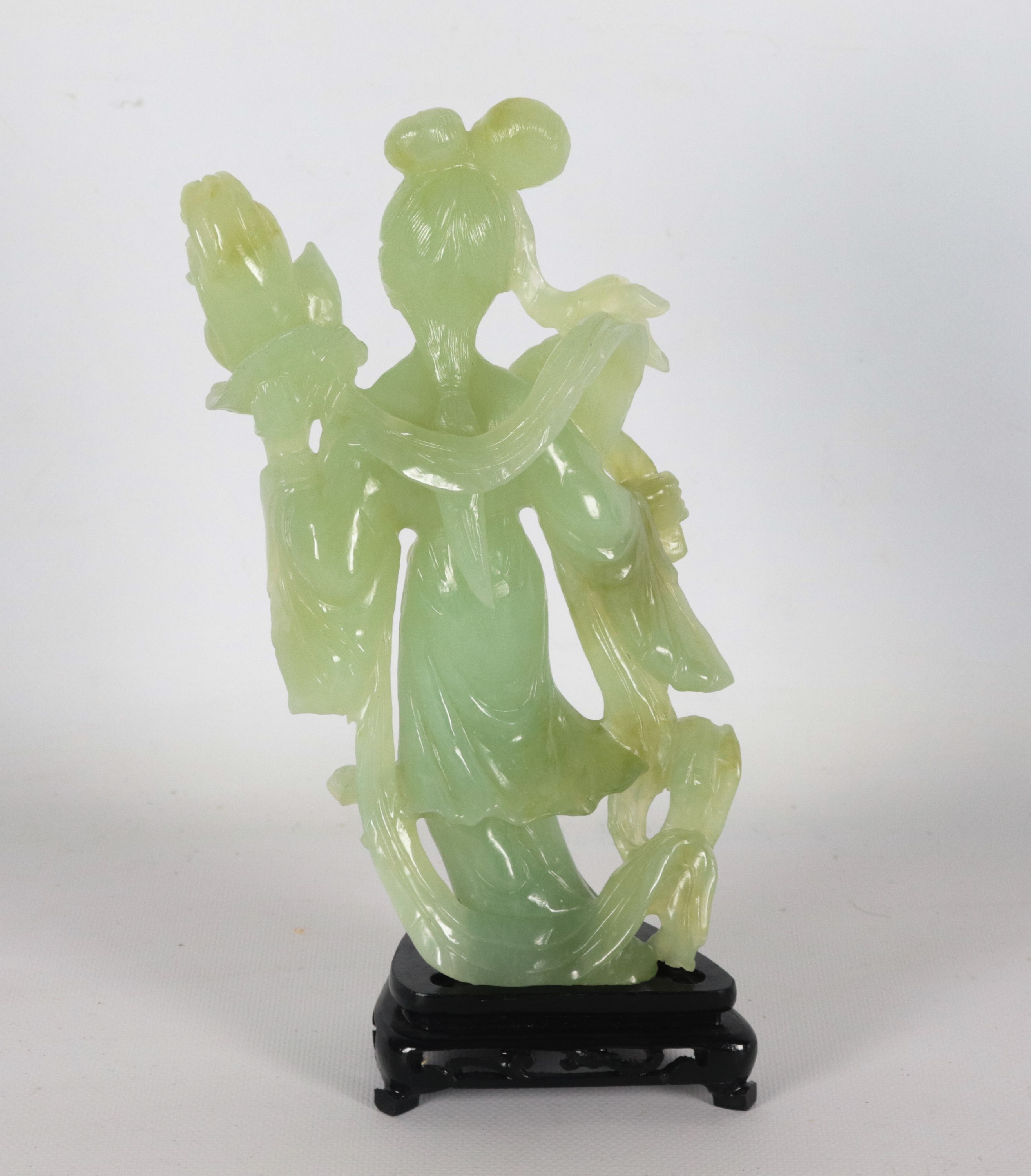 "Guanyin con scettro", piccola scultura cinese in giada verde, annessa basetta in teak