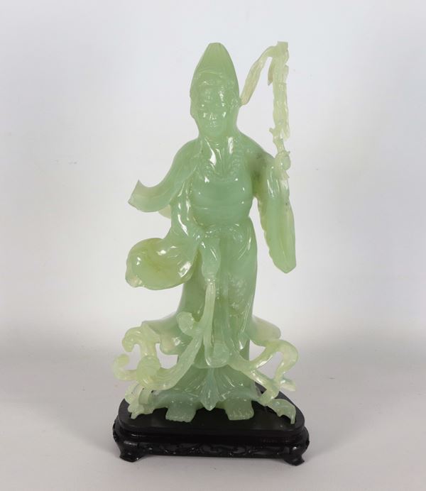 "Dignitaria", scultura cinese in giada verde, annessa basetta in teak. Piccoli difetti