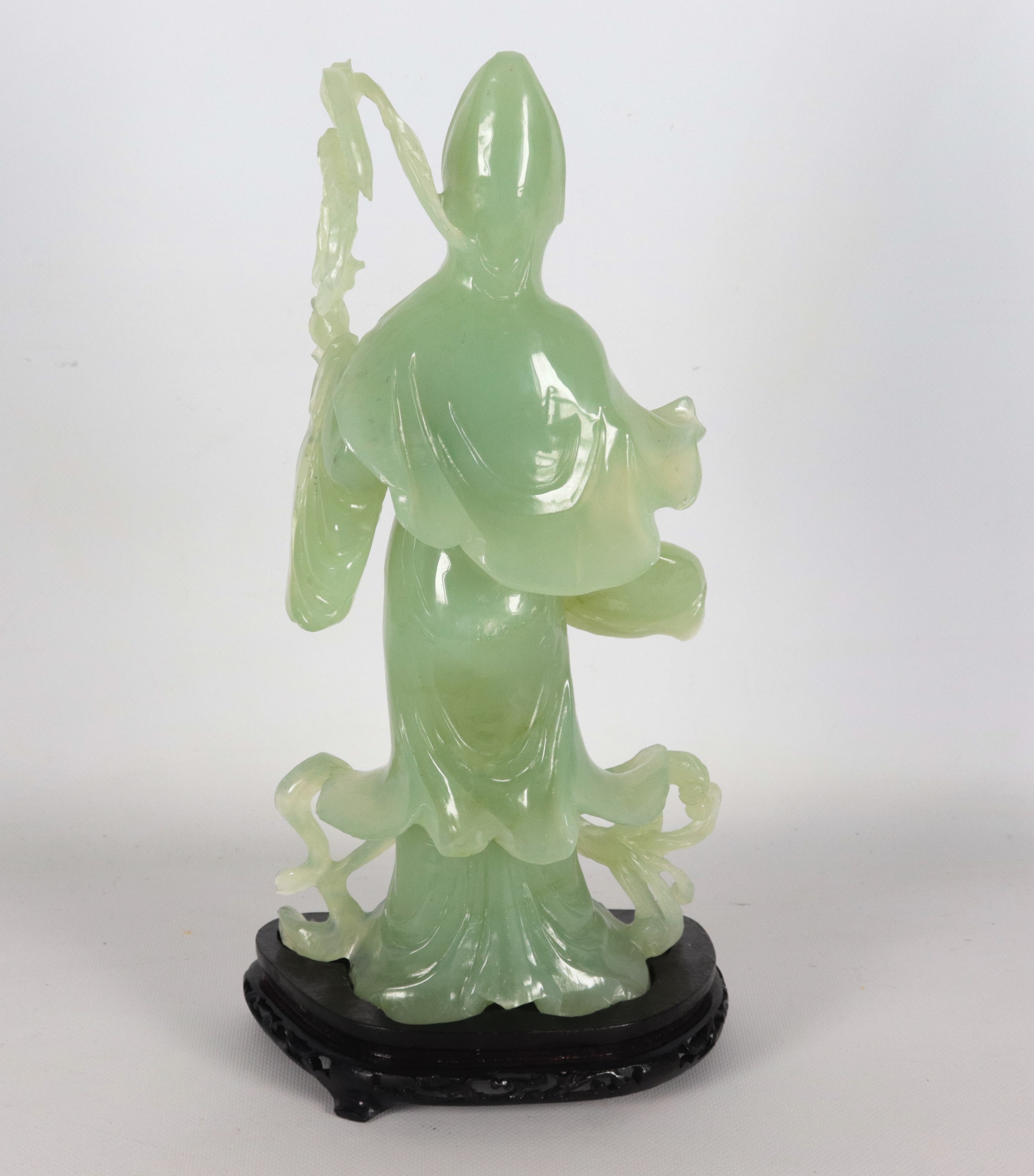 "Dignitaria", scultura cinese in giada verde, annessa basetta in teak. Piccoli difetti