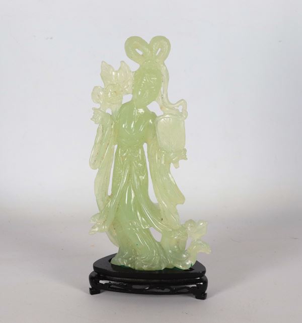 "Guanyin con ventaglio e fiori", statuina cinese in giada verde, annessa basetta in teak. Lievi mancanze