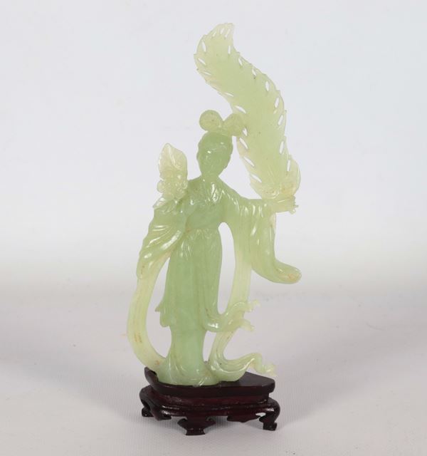 "Guanyin", piccola scultura cinese in giada verde, annessa basetta in teak. Lievi mancanze
