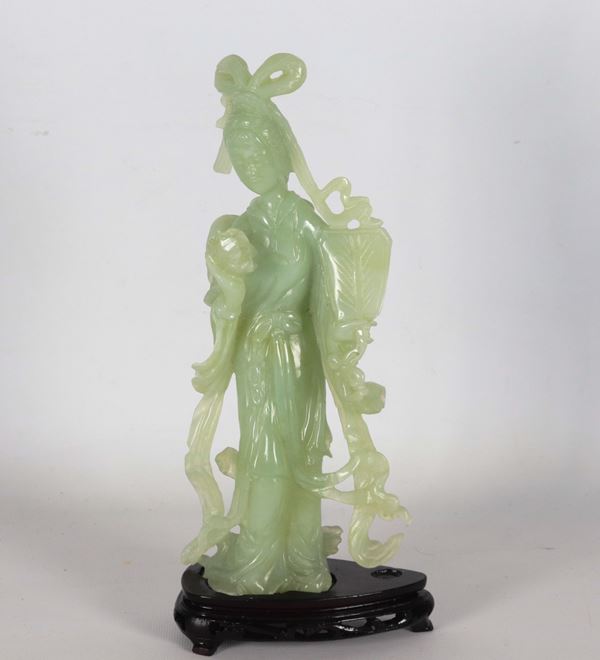 "Guanyin con ventaglio e fiore", piccola scultura in giada verde, annessa basetta in teak. Lievi mancanze