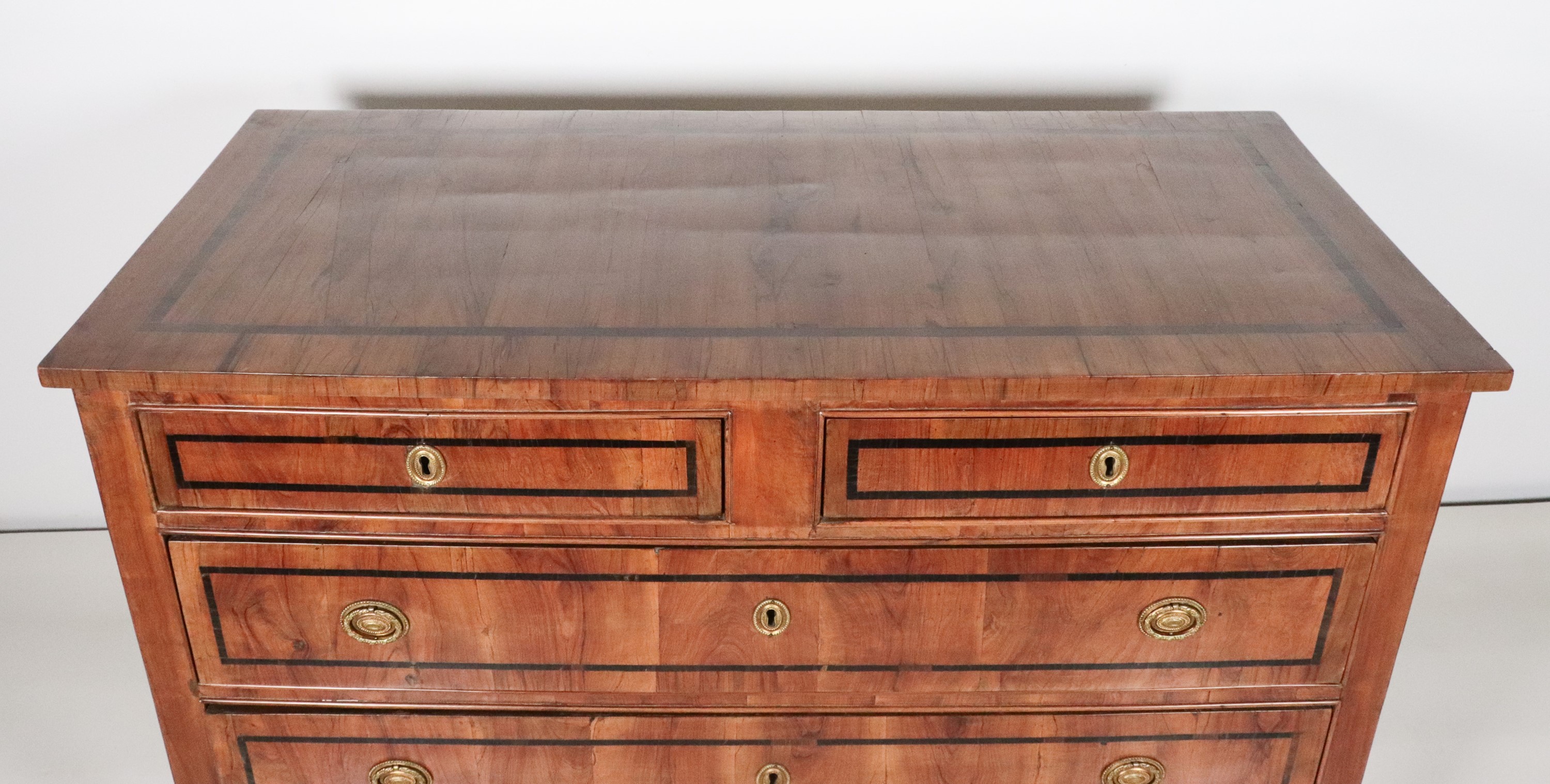 Antico cassettone veneto Luigi XVI in noce e ulivo, con intarsi a filettature ebanizzate, quattro...