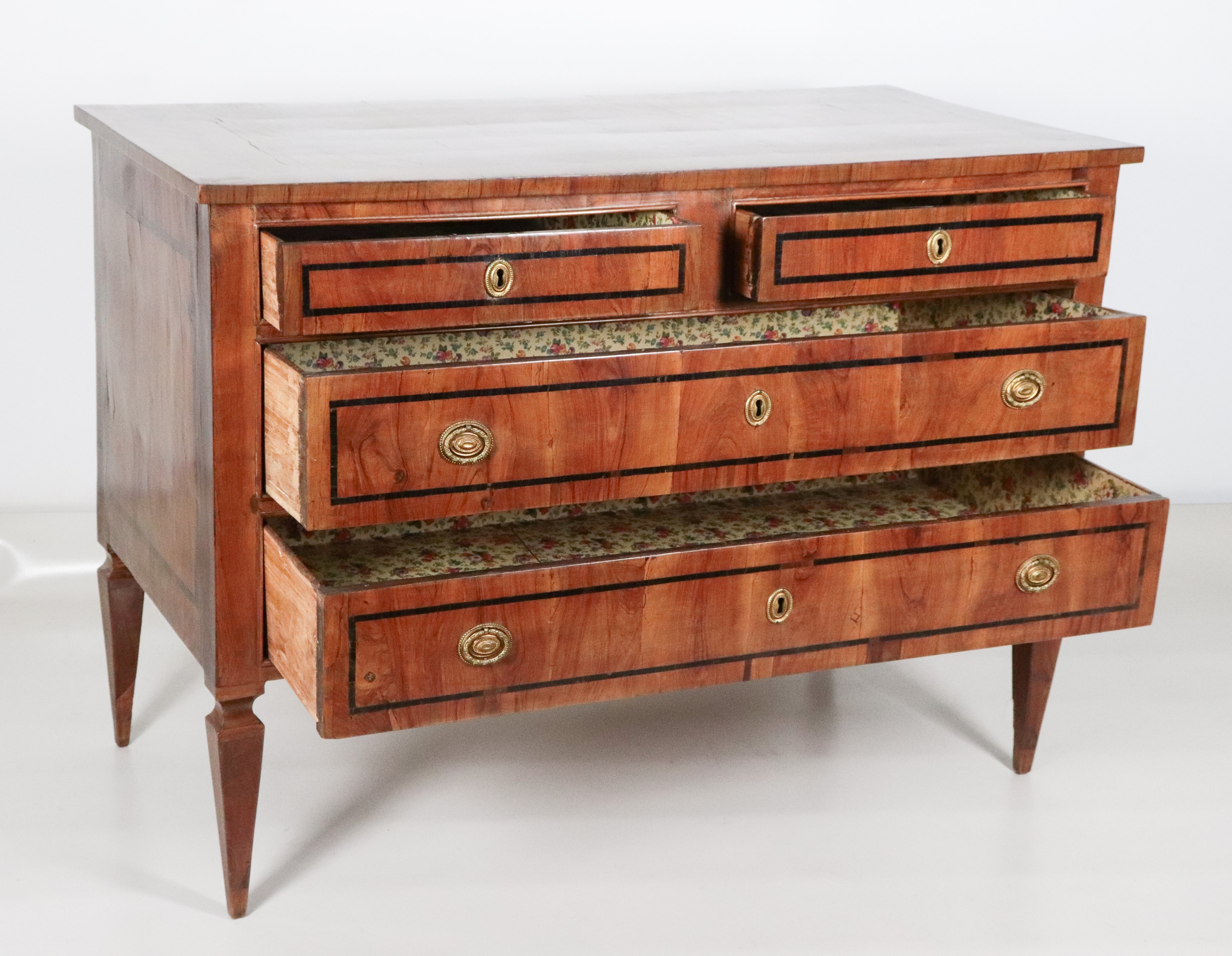 Antico cassettone veneto Luigi XVI in noce e ulivo, con intarsi a filettature ebanizzate, quattro...