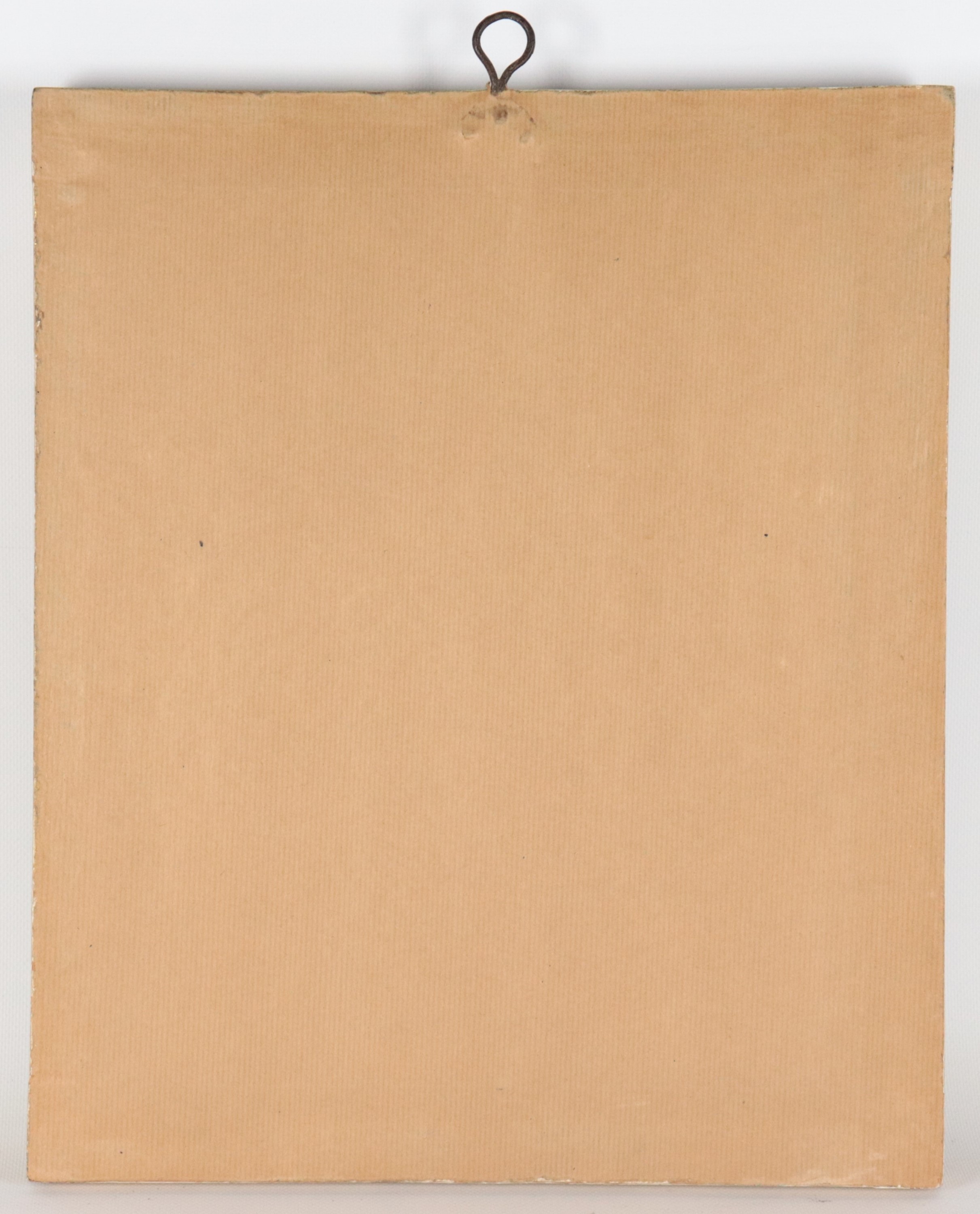 Antico piccolo Cristo in legno di bosso intagliato e patinato, montato su pannello in velluto ver...