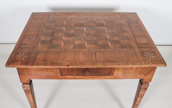 Antico tavolo da centro veneto Luigi XVI in noce e ulivo, a forma rettangolare con piano intarsiato a motivi geometrici e stelle agli angoli, un tiretto centrale e quattro gambe a tronco di piramide rovesciata