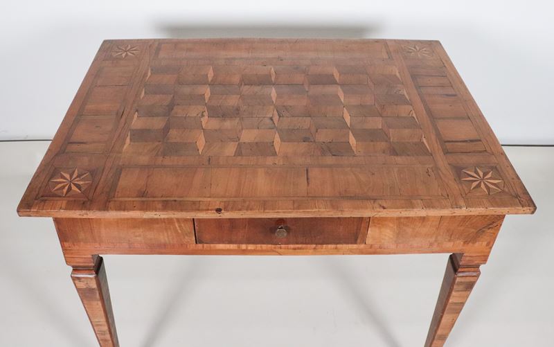 Antico tavolo da centro veneto Luigi XVI in noce e ulivo, a forma rettangolare con piano intarsia...